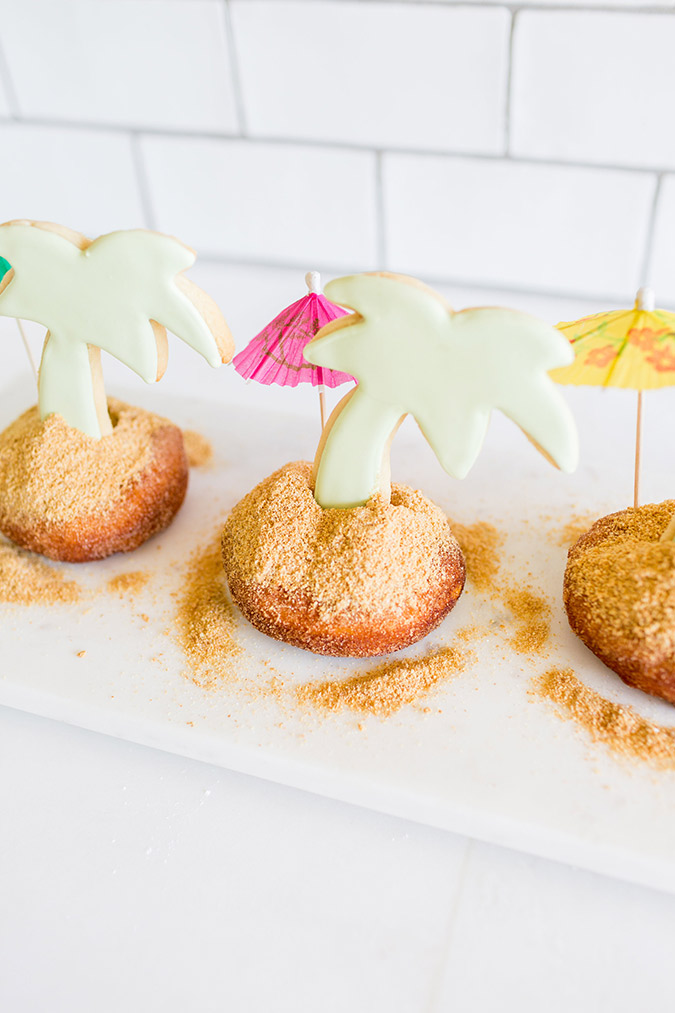 we're dying over this beachy donut and cookie combo for summer!