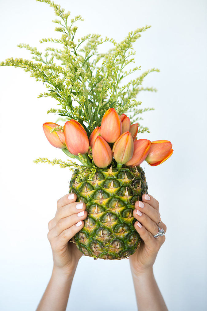 See how to make your own fruit vases for any flower arrangement