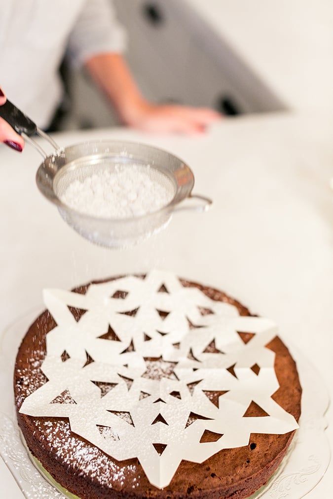 The prettiest snowflake cake for the holidays