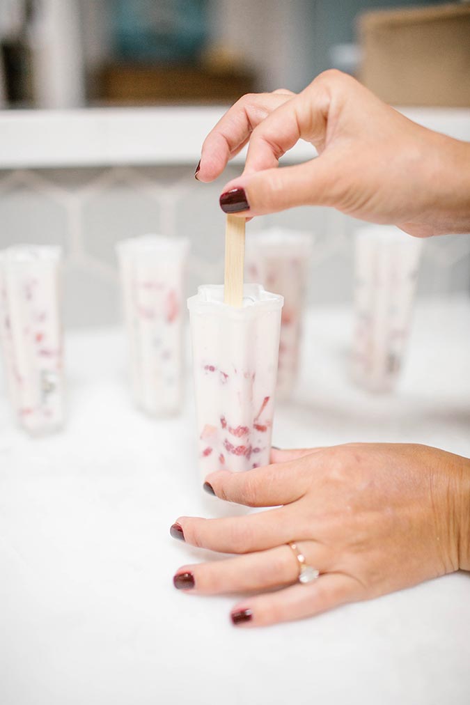 How to make yogurt and fruit popsicles at home