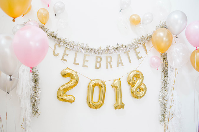 cute NYE backdrop with Balloon Time