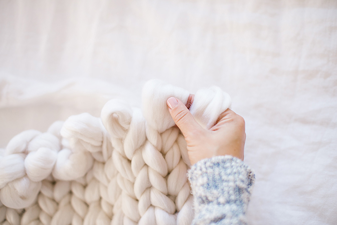 How to hand knit a blanket in 1 hour? Easy to follow tutorial