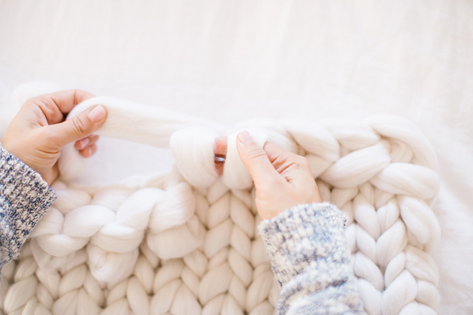 How to hand knit a blanket in 1 hour? Easy to follow tutorial