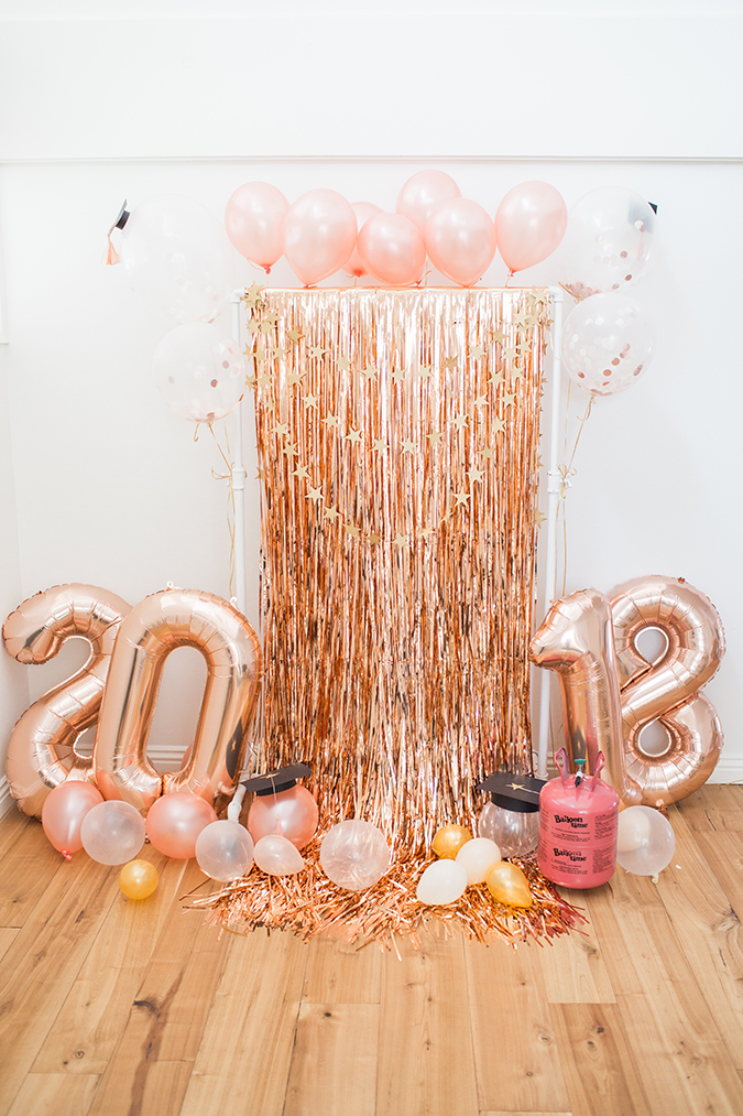 DIY graduation photo backdrop via laurenconrad.com