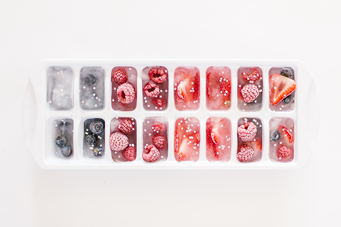 DIY memorial day ice cubes via laurenconrad.com