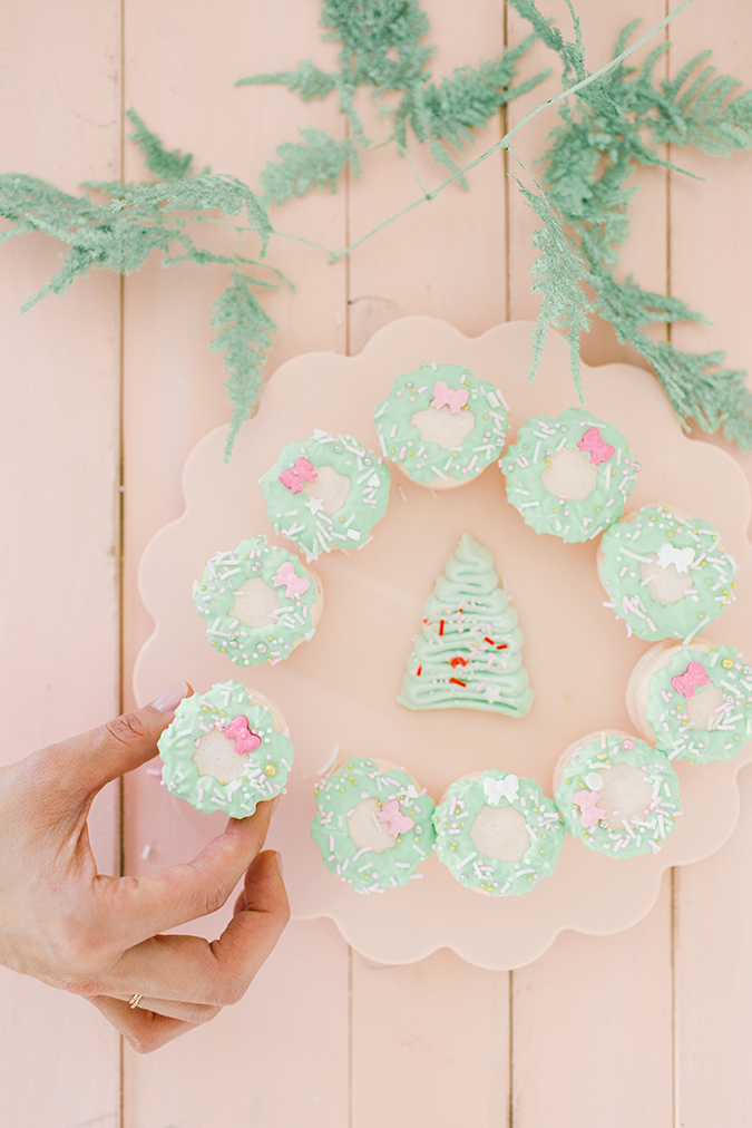 christmas wreath macarons via laurenconrad.com