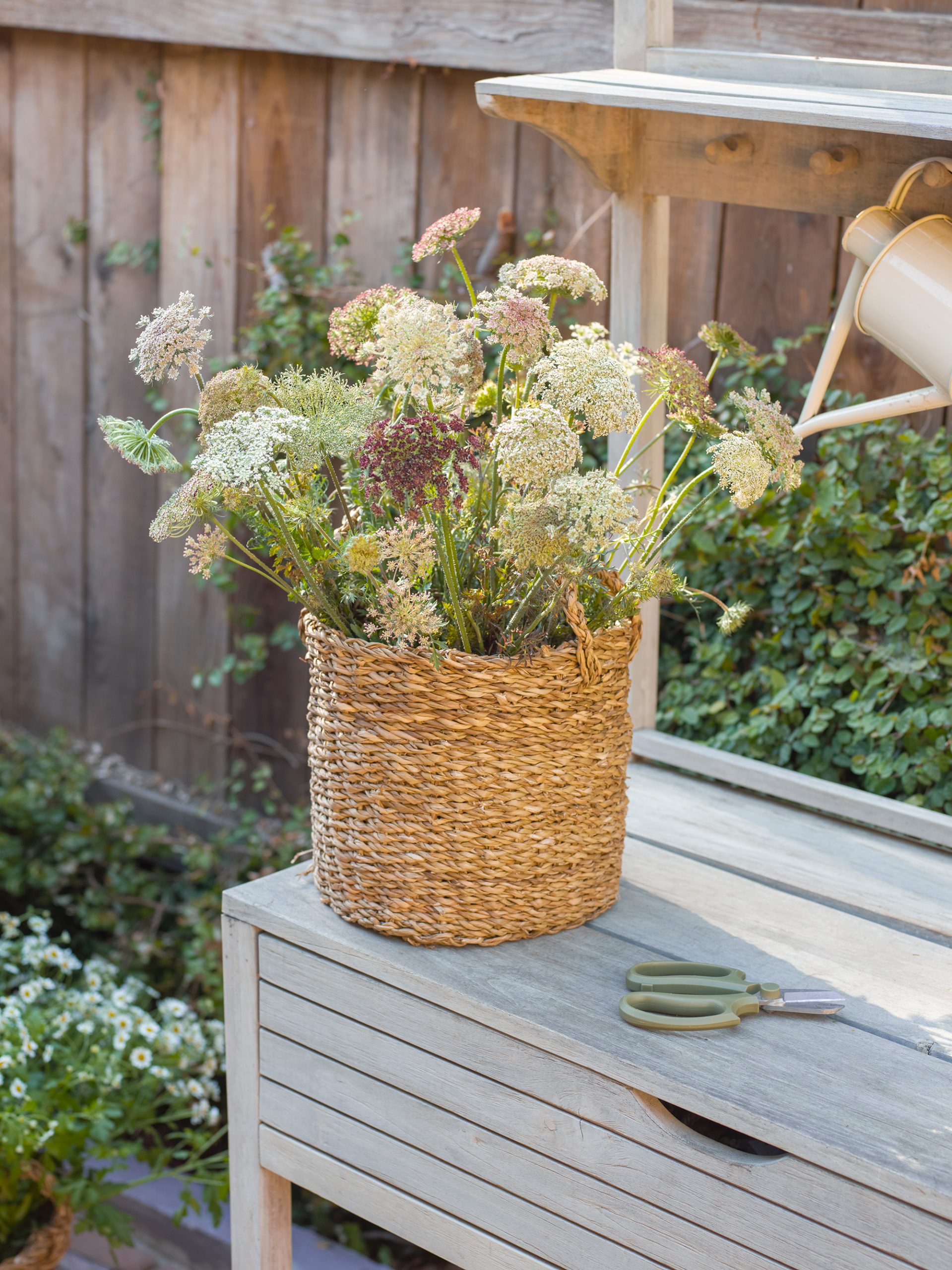 Garden To Vase: The Best Tips For Harvesting, Foraging & Designing Floral Arrangements